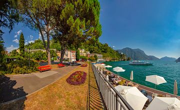 Das Ausflugsboot fährt am privaten Strandbad des Grand Hotels Villa Castagnolan auf dem Luganer See