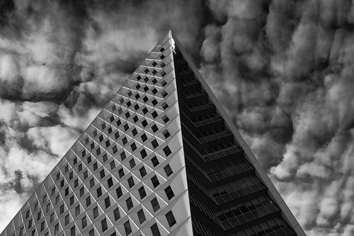 Stadsdeelkantoor Escamp in altocumulus wolken