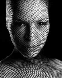 Portret gezicht close-up van een vrouw. van Photostudioholland