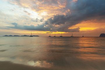 Charlie Beach op Koh Mook van Walter G. Allgöwer