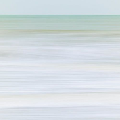 Sérénité. Les vagues de la mer du Nord dans les douces teintes pastel de la lumière du matin sur Anke de Groot