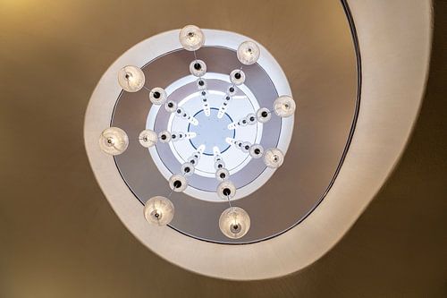 Blick nach oben auf eine Wendeltreppe