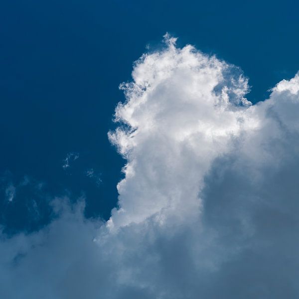 Nuage dans le ciel bleu par Heiko Kueverling