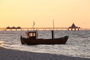 Ahlbeck-Strand : Fischkutter am Strand mit Seebruecke Heringsdorf