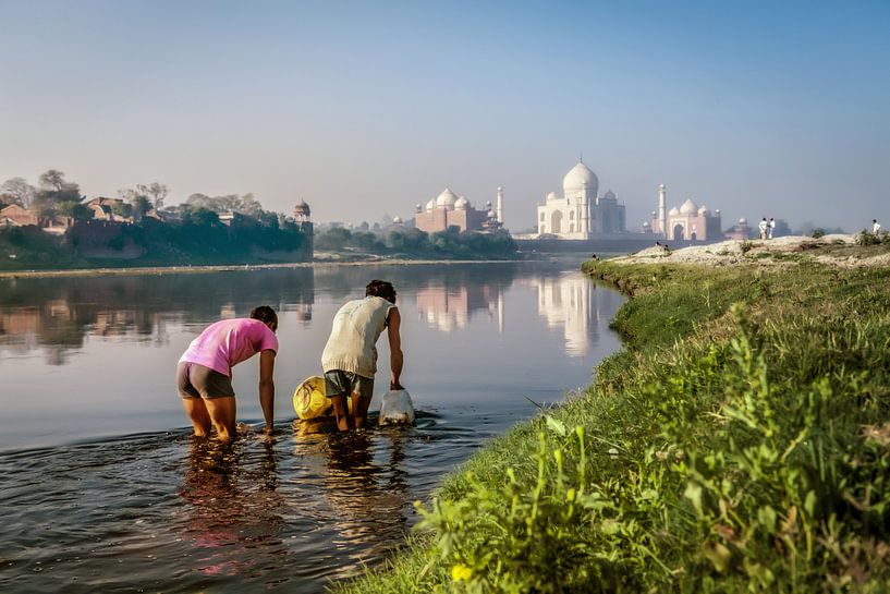 Zwei Wasserträger im Fluss Yamuna in der Nähe des Taj Mahal in Agra, Indien. Wout Kok One2expose von Wout Kok