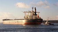 Vrachtschip Frontier Youth uit Panama vertrekt uit de sluizen van IJmuiden