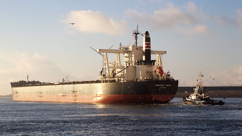 Vrachtschip Frontier Youth uit Panama vertrekt uit de sluizen van IJmuiden by Reinder Weidijk