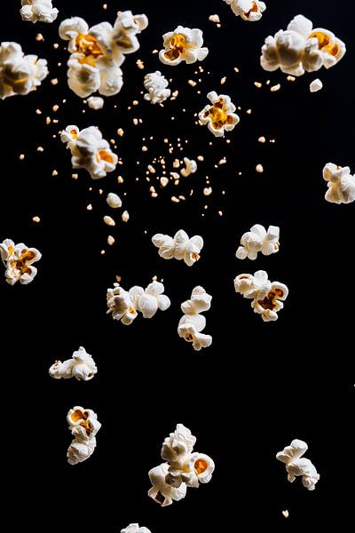 Drijvende popcornregen op zwart van Poster Art Shop