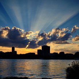 Zonsondergang in Keulen, gouden zonnestralen, wolken met het silhouet van de blauwe lucht in de stad van 77pixels