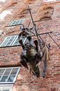 Drache an der Fassade des Puppenmuseums in Lübeck, Deutschland von Joost Adriaanse Miniaturansicht