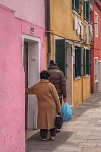 Die Bewohner von Burano kommen aus ihren Häusern