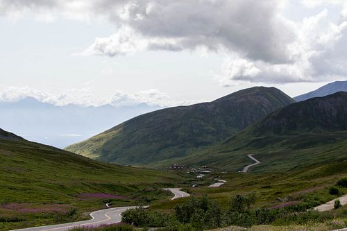 Schlängelnde Straße in Alaska von Dirk Fransen