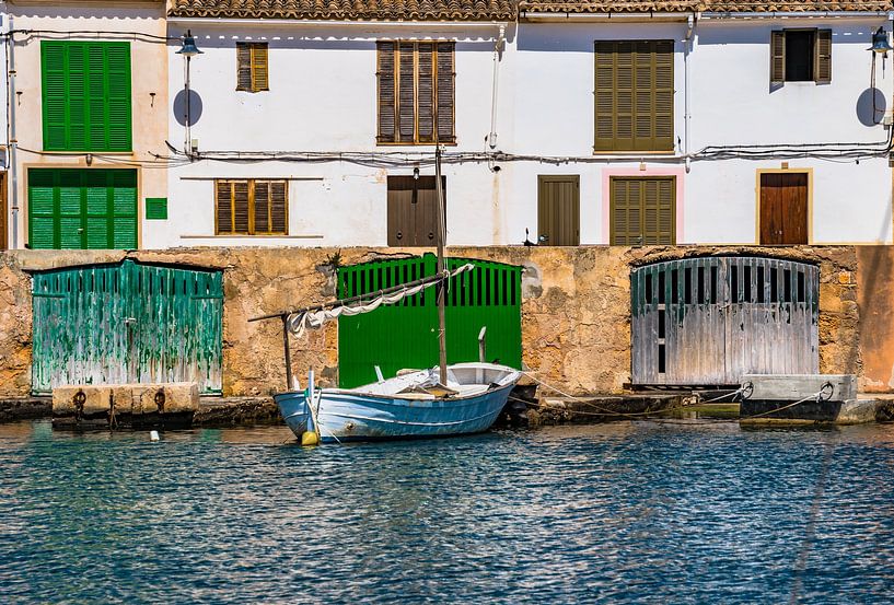 Vue idyllique d'un vieux bateau de pêcheur sur la côte par Alex Winter