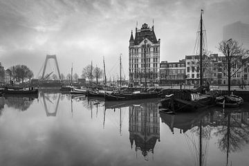 Vieux port avec maison blanche à Rotterdam (noir et blanc)