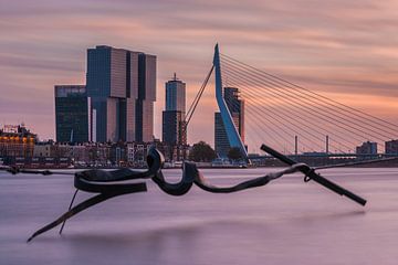 Ligne d'horizon de Rotterdam au coucher du soleil sur Ilya Korzelius