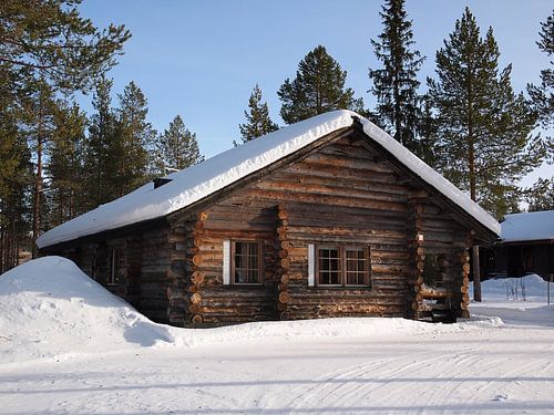 Houten chalet met sneeuw in Lapland