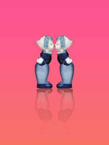 Delfts blauw kussend paar. Vrouwen, op roze achtergrond