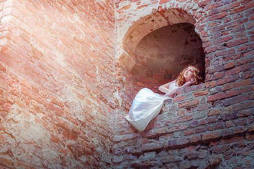 Dame pensive à la fenêtre