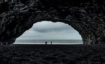Reynisdrangar Cave in black and white by Migiel Francissen