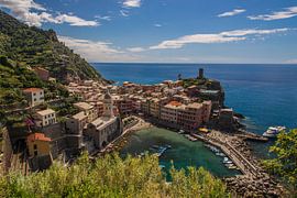 Vernazza en zoom arrière, Cinque Terre, Italie sur Jeroen Nieuwenhoff