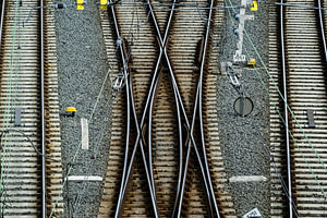 Eisenbahnschienen mit Oberleitungen von oben gesehen