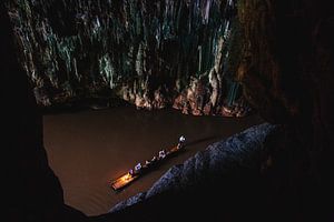 Boot in einer Höhle von Yvette Baur