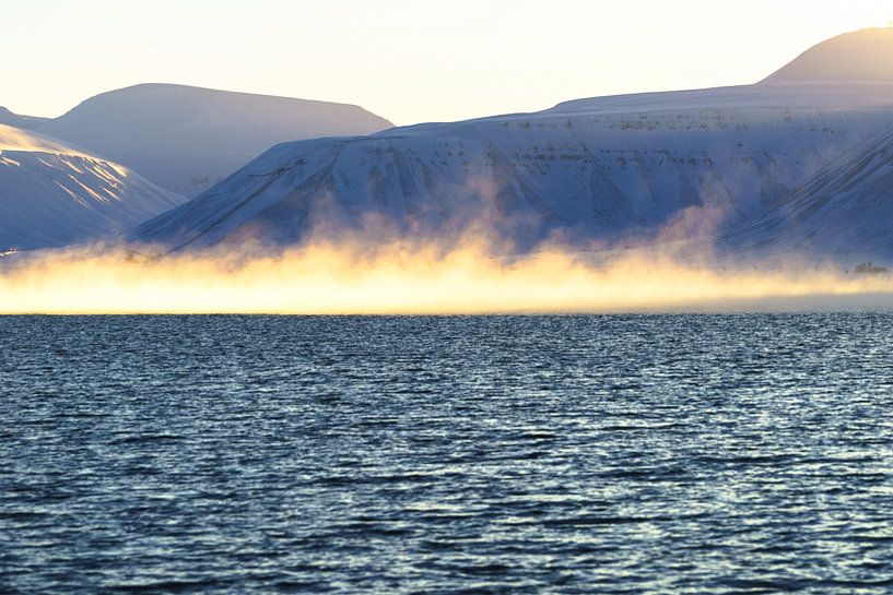 Mist over de Adventfjord bij Longyearbyen van Kai Müller