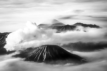 Lever de soleil sur le Mont Bromo Java Indonésie en noir et blanc