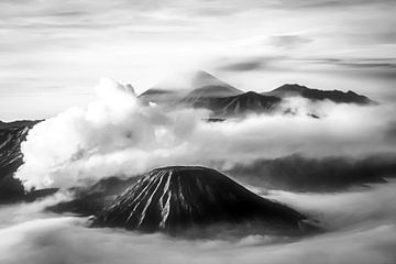 Sonnenaufgang am Mount Bromo Java Indonesien in schwarz-weiss von Dieter Walther