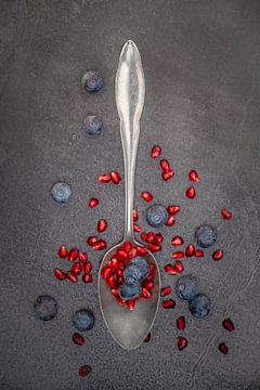 Antieke lepel met blauwe bessen en granaatappelpitten van Photography art by Sacha