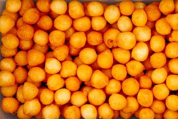 Boules de fromage croustillantes à l'orange fond alimentaire sur de-nue-pic