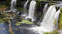 Waterval die vanaf de rotsen neerstort