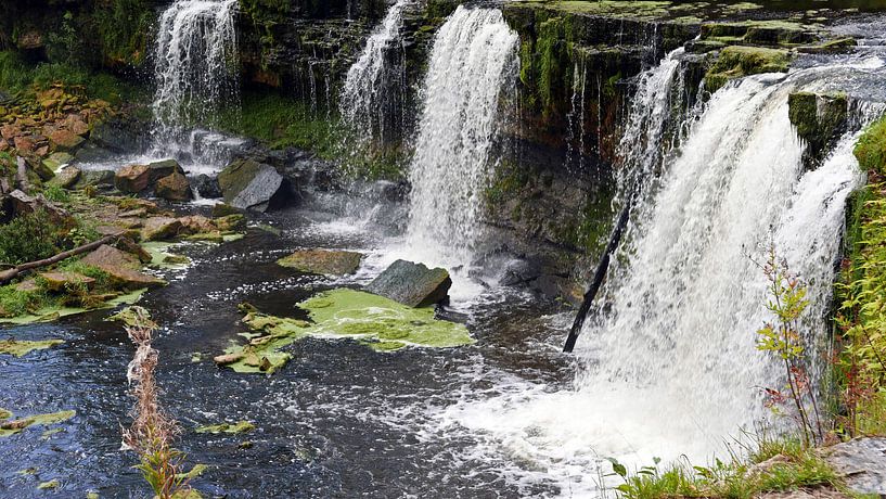 Waterval die vanaf de rotsen neerstort van Gert Bunt