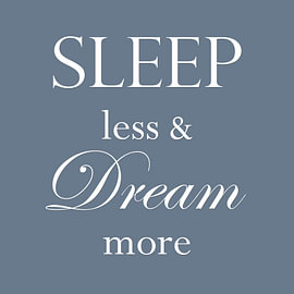 Sleep less & Dream more – Slaapkamer Tekst in Mistblauw van Sandra Hazes
