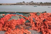 Fischernetze, bunt im Hafen