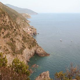 Uitkijkpunt op Vernazza, Cinque Terre - Italië van Tessa Hoogenboezem