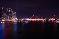 Skyline Rotterdam en Willemsbrug met vallende ster van Tom Vogels thumbnail