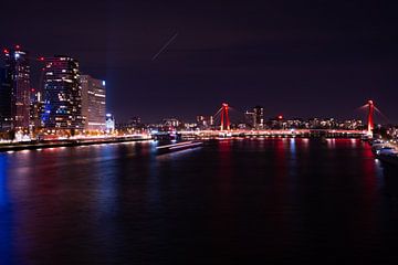 Skyline Rotterdam en Willemsbrug met vallende ster van Tom Vogels