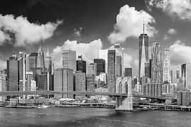 De Brooklyn Bridge met Pier 17 en South Street Seaport - Monochroom