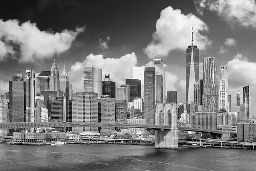 De Brooklyn Bridge met Pier 17 en South Street Seaport - Monochroom