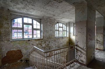 Off white windows. Beelitz, Germany van Robin Boer