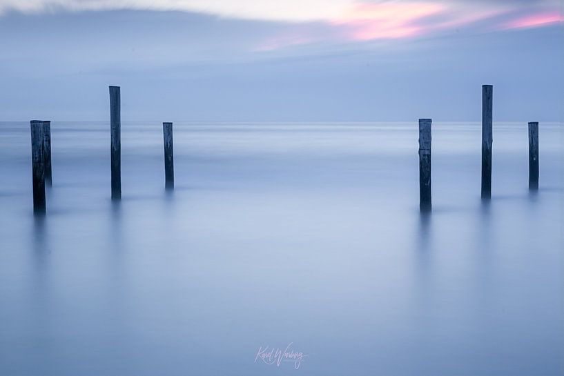 Minimalisme tijdens zonsondergang. van Karel Warburg