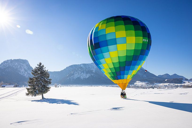 Heißluftballons schmücken den Himmel über dem verschneiten Inzell in Deutschland von Stefan Verkerk fotografie