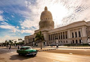 groene oldtimer voor het Capitool in Havana Cuba van Dieter Walther