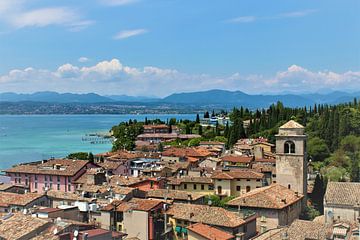 Uitzicht in Sirmione, Italië van Laura Reedijk