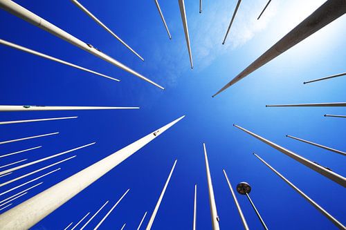 Vlaggenstokken en blauwe lucht