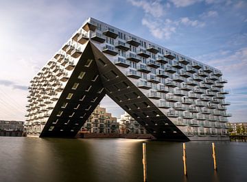 Het Sluishuis is een woon/werkcomplex in de Amsterdamse wijk IJburg. van Jolanda Aalbers