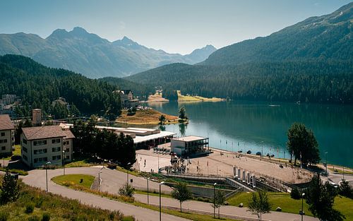 Panoramisch uitzicht op het meer van St. Moritz en de Engadin-bergen vanuit het luxe vakantieoord