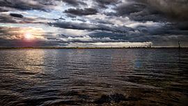 le ciel nuageux au-dessus du paysage colore magnifiquement l'ensemble sur Hans de Waay