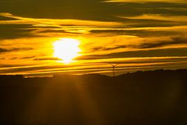 Duitsland, Oranje vuur zonsondergang achter zwart bos horizon van adventure-photos